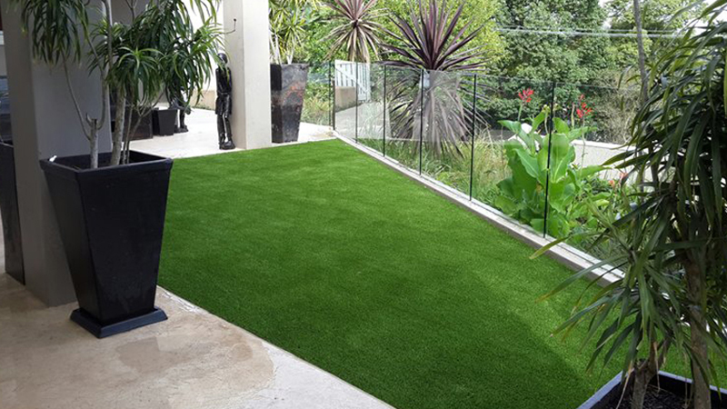 Bahçeye suni çim halı